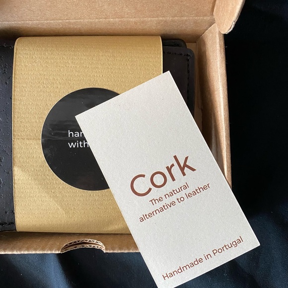 CORKOR Men’s Slim Bifold Wallet - Black - Picture 5 of 11